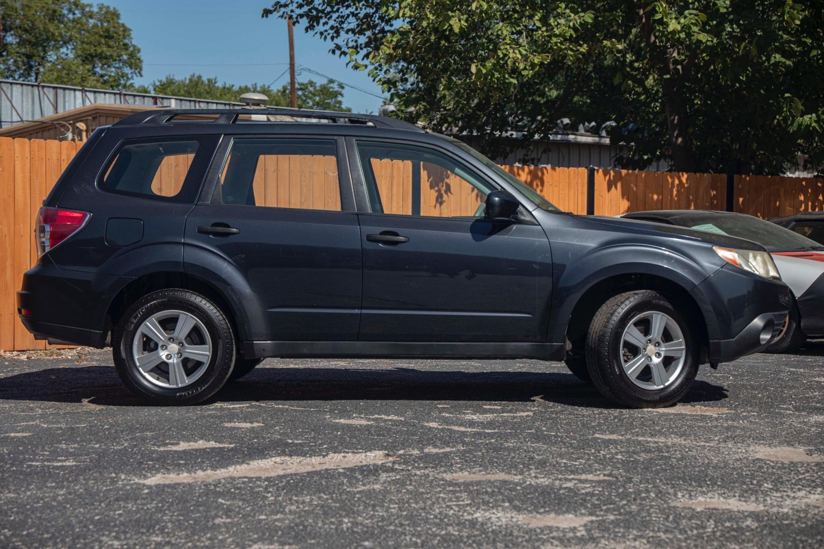 2012 GRAY SUBARU FORESTER 2.5X (JF2SHABC1CH) with an 2.5L H4 SOHC 16V engine, 4-SPEED AUTOMATIC transmission, located at 420 E. Kingsbury St., Seguin, TX, 78155, (830) 401-0495, 29.581060, -97.961647 - Photo#3